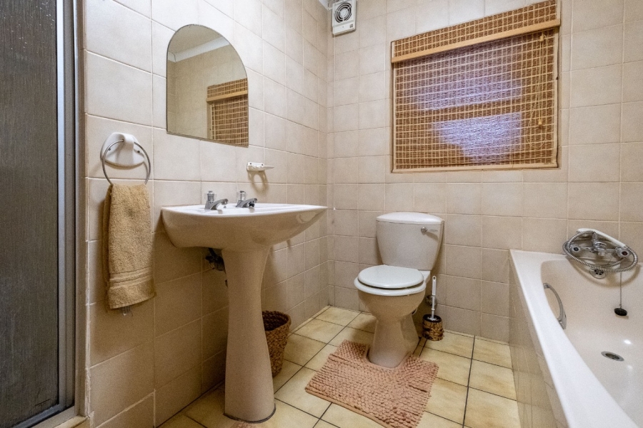 4 Bedroom Property for Sale in Herolds Bay Western Cape